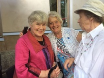 Elisabeth Rehn ja Lottaperinne Pori ry:n puheenjohtaja Helvi Walli Suomi Areenassa 18.7.2018